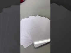 반짝이는 판으로 겹쳐진 카드 효과